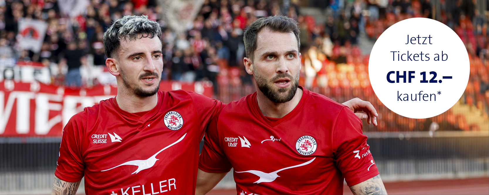 Zwei Spieler des FC Winterthur zeigen Teamgeist auf dem Spielfeld, im Hintergrund das Werbeangebot für Tickets.