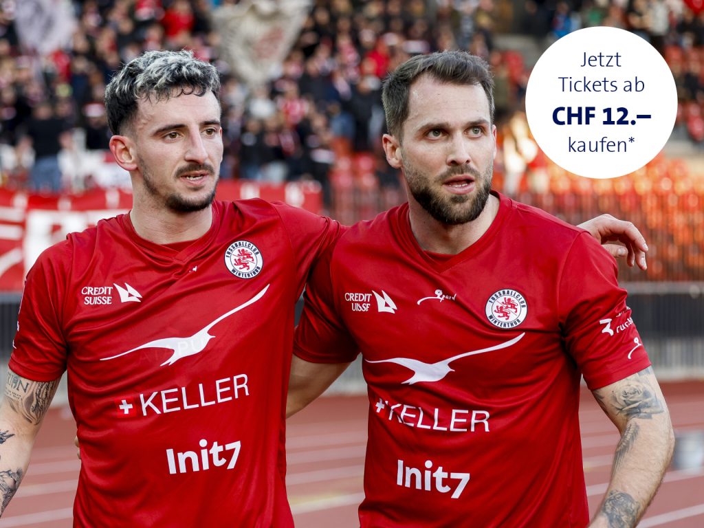 Zwei Spieler des FC Winterthur zeigen Teamgeist auf dem Spielfeld, im Hintergrund das Werbeangebot für Tickets.