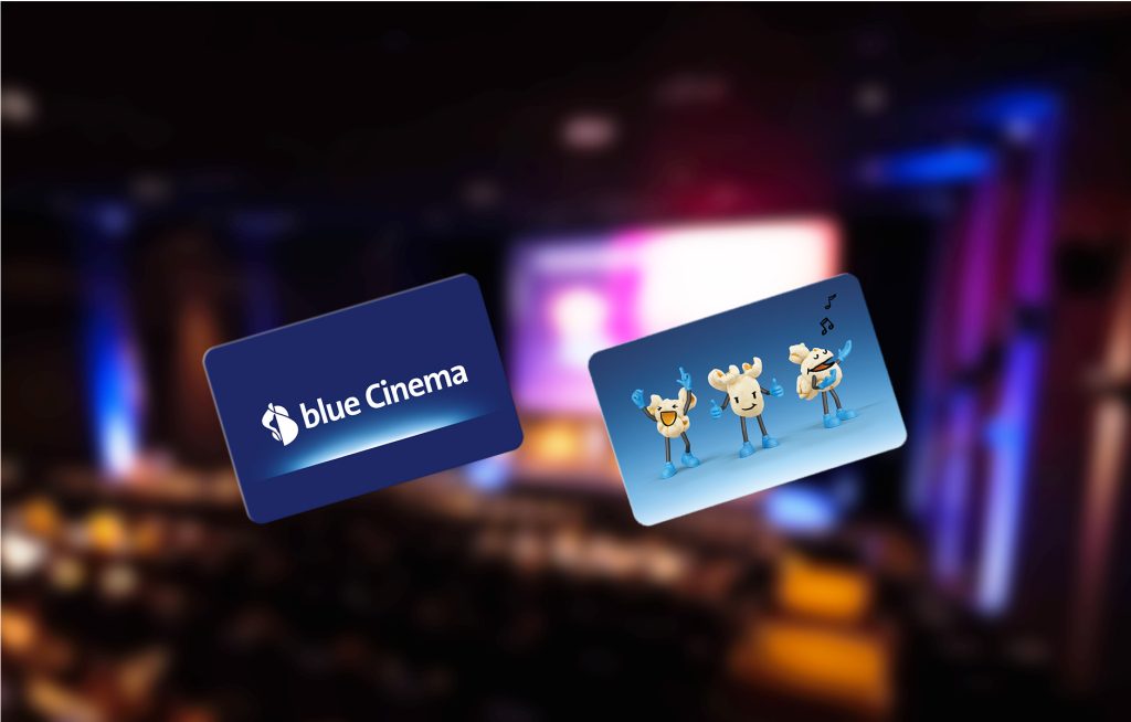 Cartes-cadeaux d'entreprise de blue Cinema avec de drôles de personnages de popcorn de dessins animés devant un cinéma flou.