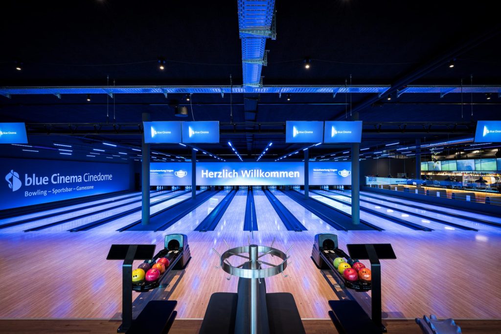 Panoramablick auf die Bowlingbahnen und die Loungebereiche des blue Cinema.