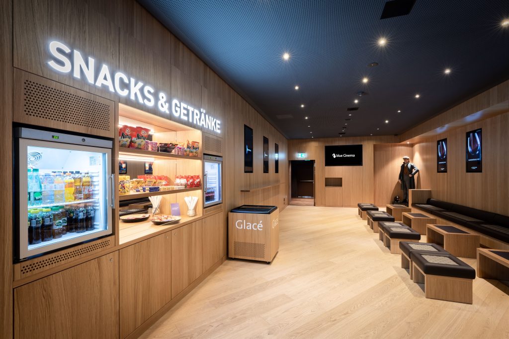 Gemütliches First Foyer mit Snacks und Getränken im Cinedome St. Gallen.