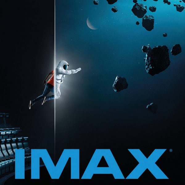Astronaut schwebt im Weltraum an der Grenze zwischen Dunkelheit und Licht mit dem IMAX-Logo.